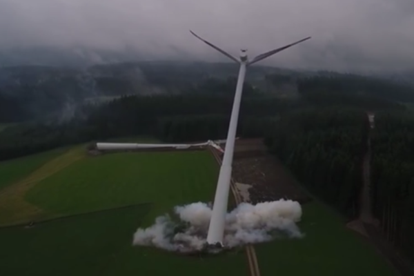 Windenergieanlagen gesprengt